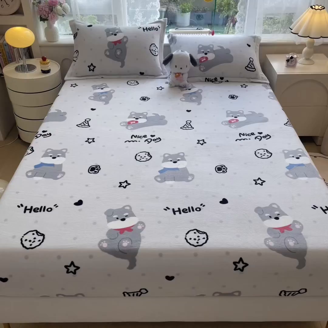 91家纺网 家纺一手货源 找家纺 丝羽坊 2025新款印花小清新牛奶绒印花床笠三件套 幸运小狗