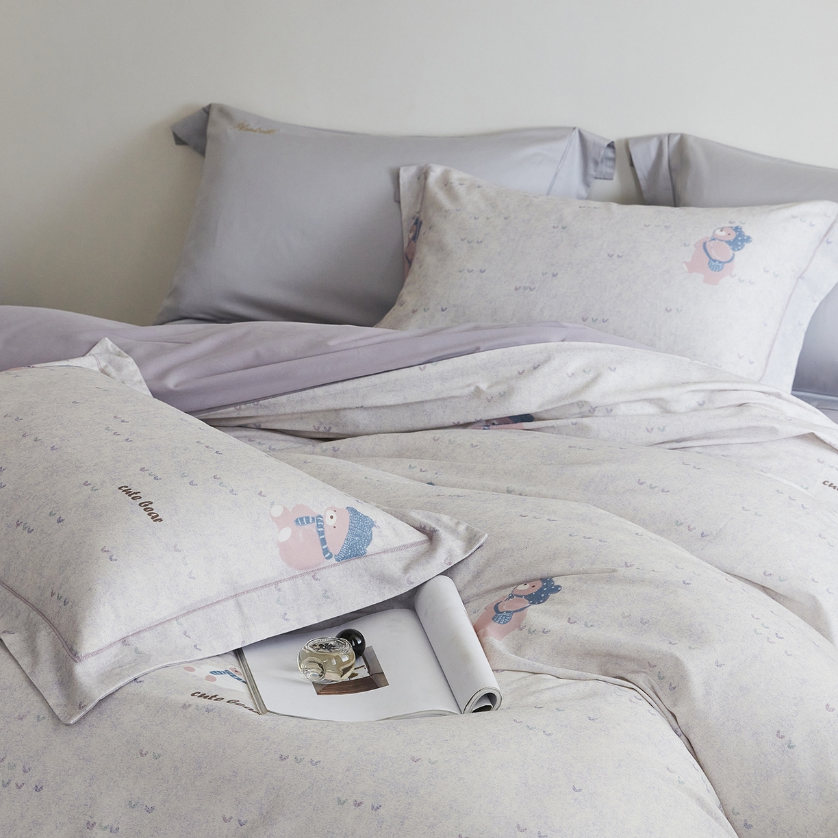 91家纺网 家纺一手货源 找家纺 嘉汀兰家居 2025新款全棉纯棉数码印花生态磨毛四件套 幸福熊米