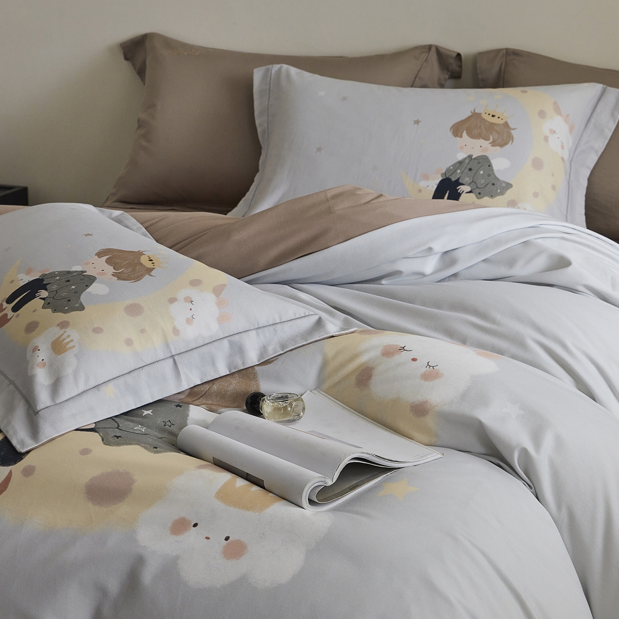 91家纺网 家纺一手货源 找家纺 嘉汀兰家居 2025新款全棉纯棉大版数码印花生态磨毛四件套 小王子-灰