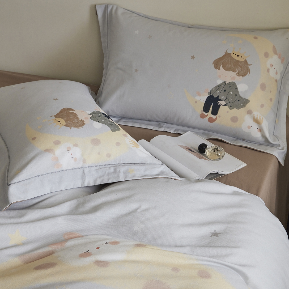 91家纺网 家纺一手货源 找家纺 嘉汀兰家居 2025新款全棉纯棉大版数码印花生态磨毛四件套 小王子-灰