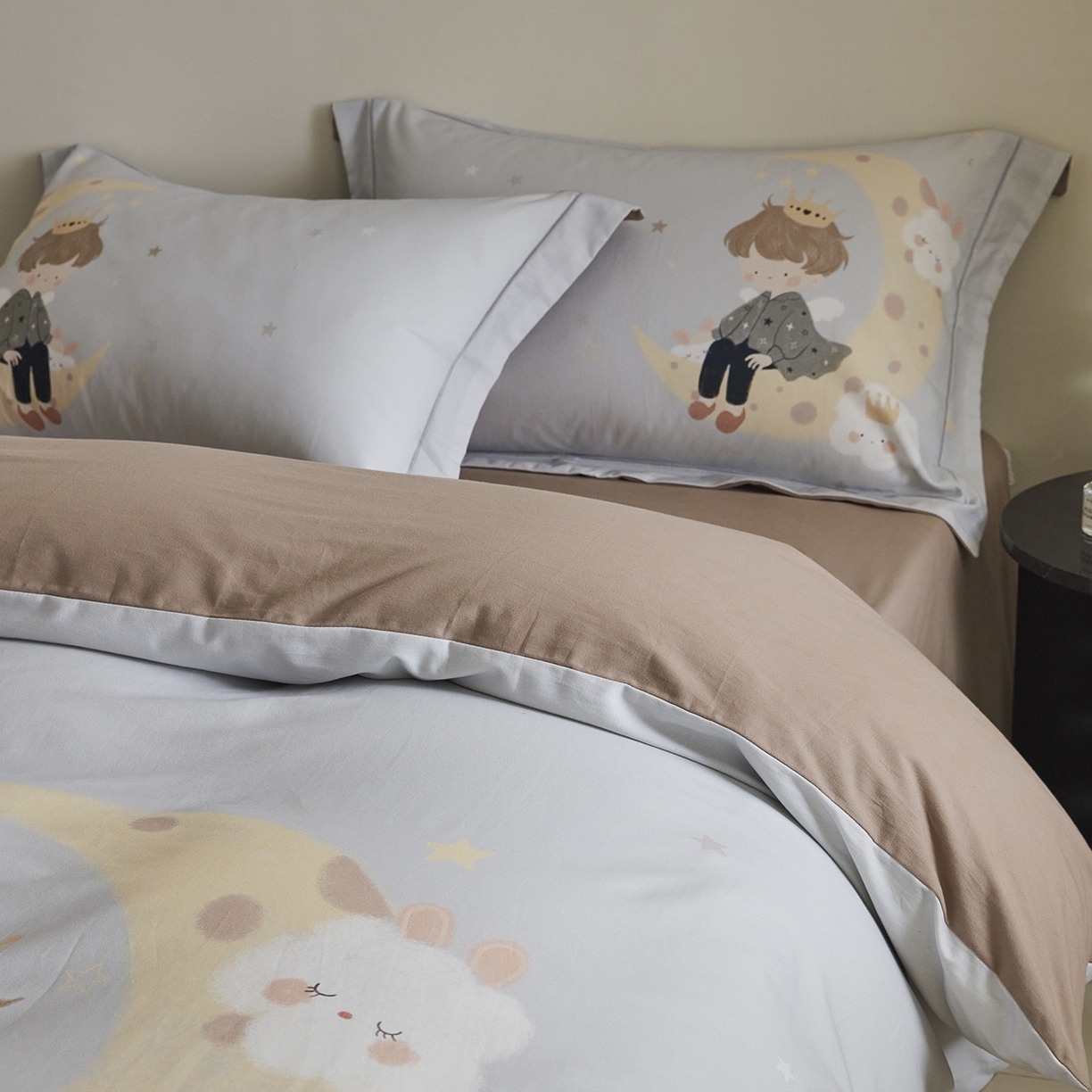 91家纺网 家纺一手货源 找家纺 嘉汀兰家居 2025新款全棉纯棉大版数码印花生态磨毛四件套 小王子-灰