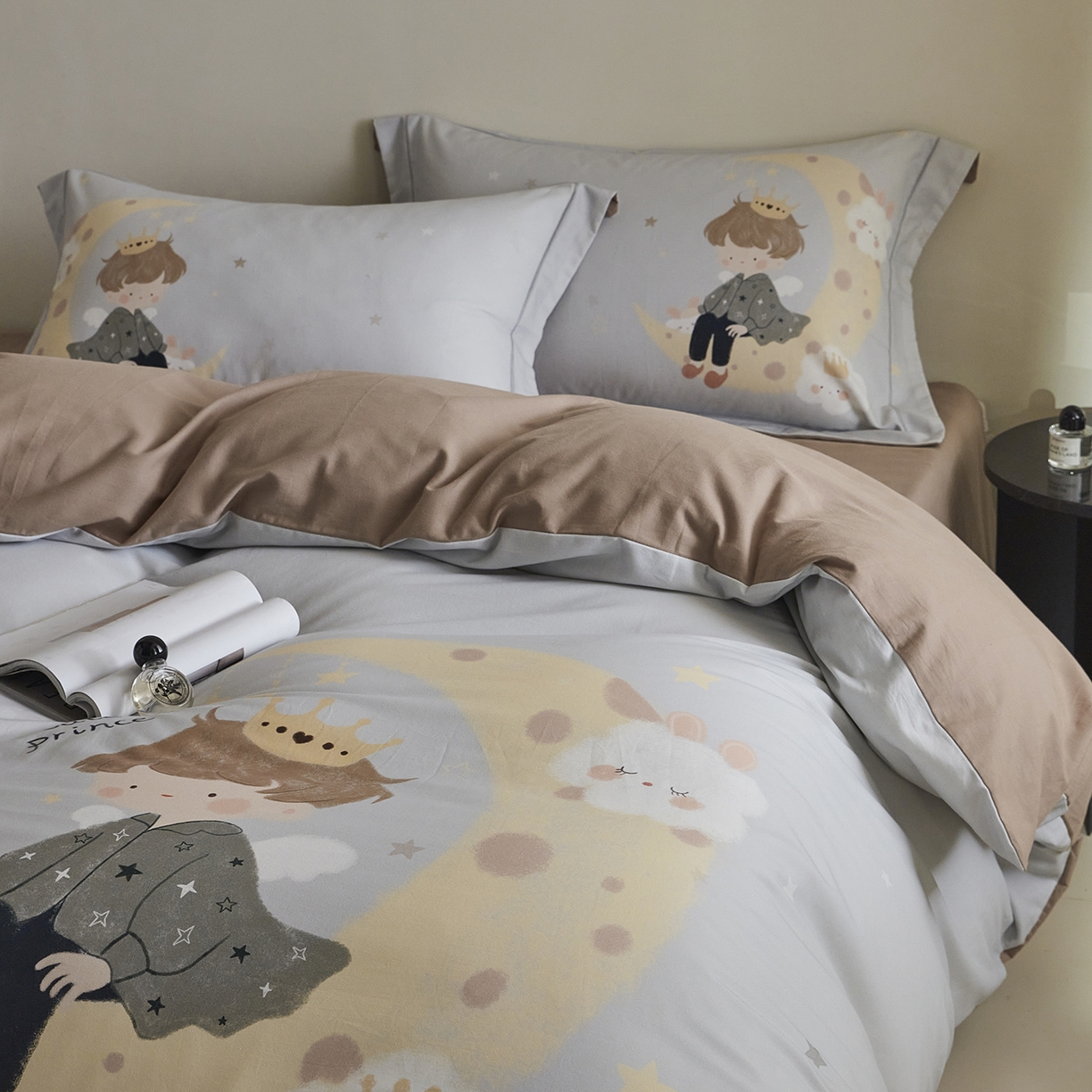 91家纺网 家纺一手货源 找家纺 嘉汀兰家居 2025新款全棉纯棉大版数码印花生态磨毛四件套 小王子-灰