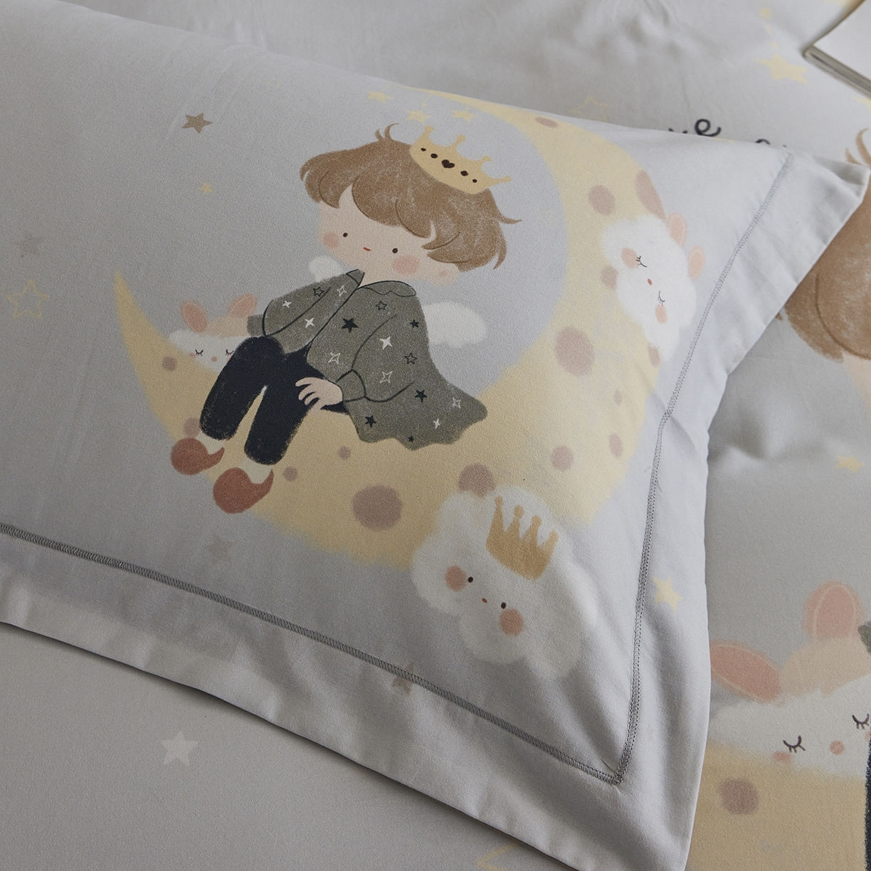 91家纺网 家纺一手货源 找家纺 嘉汀兰家居 2025新款全棉纯棉大版数码印花生态磨毛四件套 小王子-灰