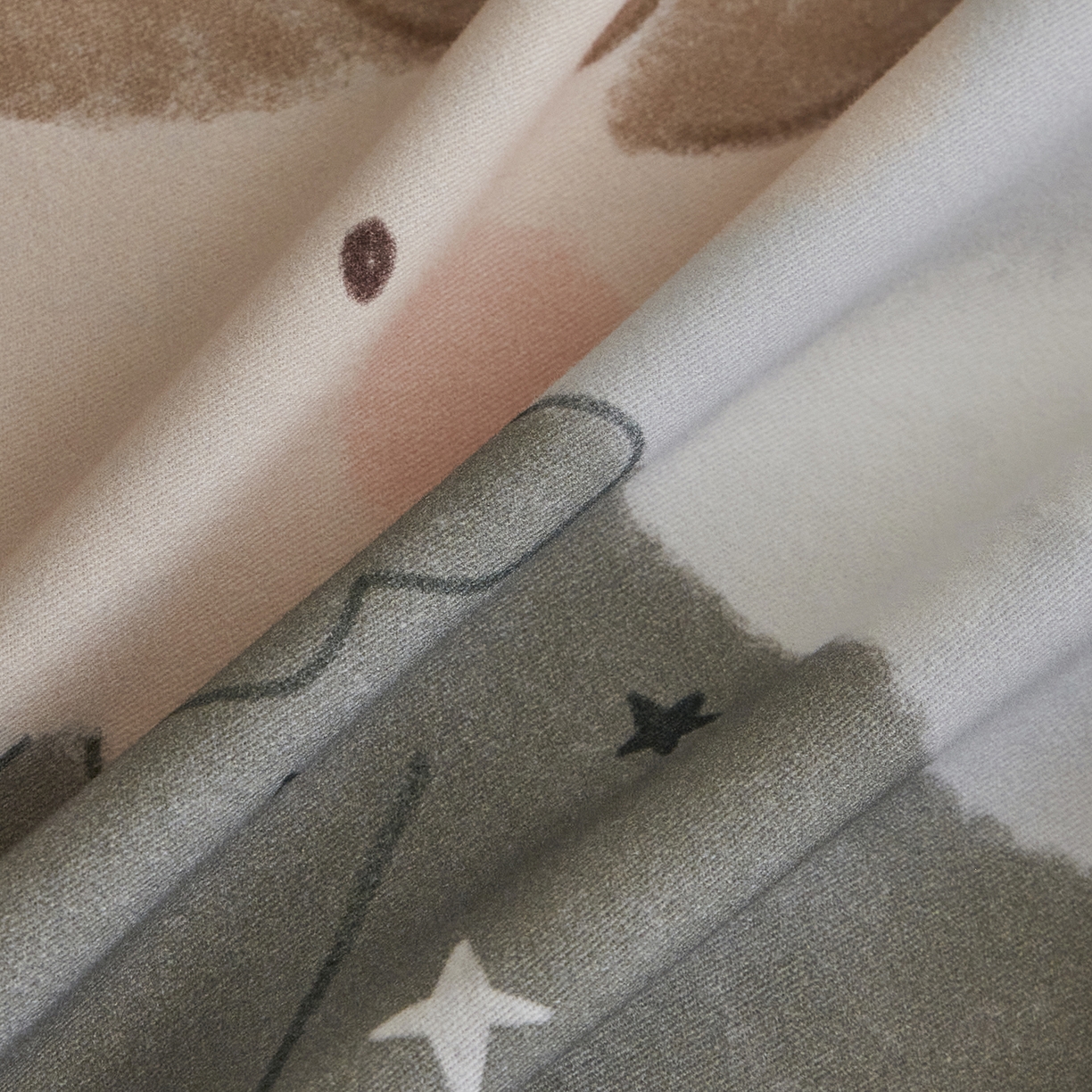 91家纺网 家纺一手货源 找家纺 嘉汀兰家居 2025新款全棉纯棉大版数码印花生态磨毛四件套 小王子-灰