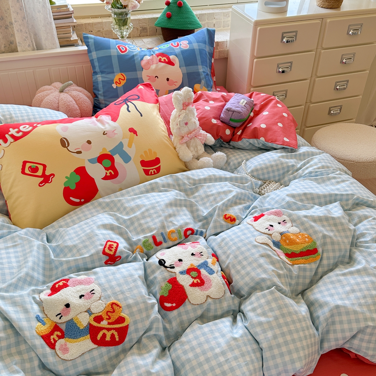 91家纺网 家纺一手货源 找家纺 柚子YOUTH 2025新款全棉A类母婴级卡通绣花四件套 汉堡小猫