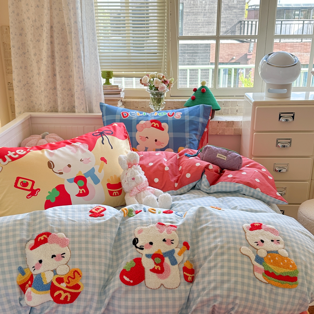 91家纺网 家纺一手货源 找家纺 柚子YOUTH 2025新款全棉A类母婴级卡通绣花四件套 汉堡小猫