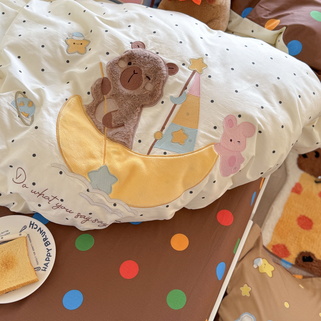 91家纺网 家纺一手货源 找家纺 柚子YOUTH 2025新款全棉A类母婴级卡通绣花四件套 月亮船