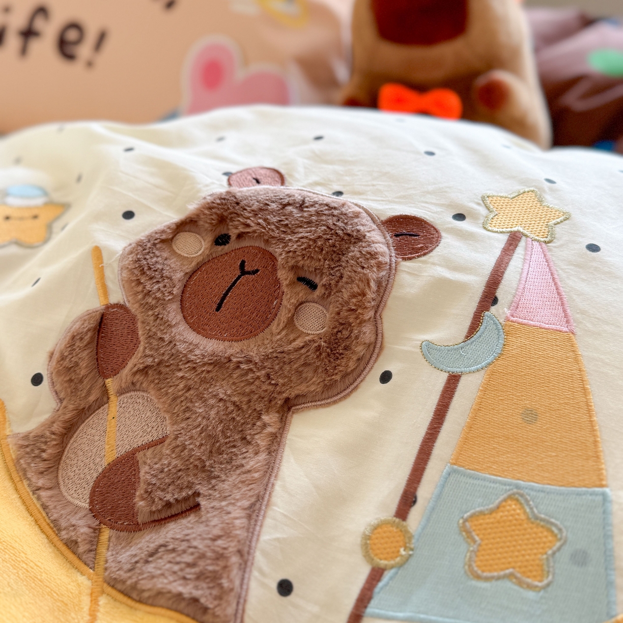 91家纺网 家纺一手货源 找家纺 柚子YOUTH 2025新款全棉A类母婴级卡通绣花四件套 月亮船