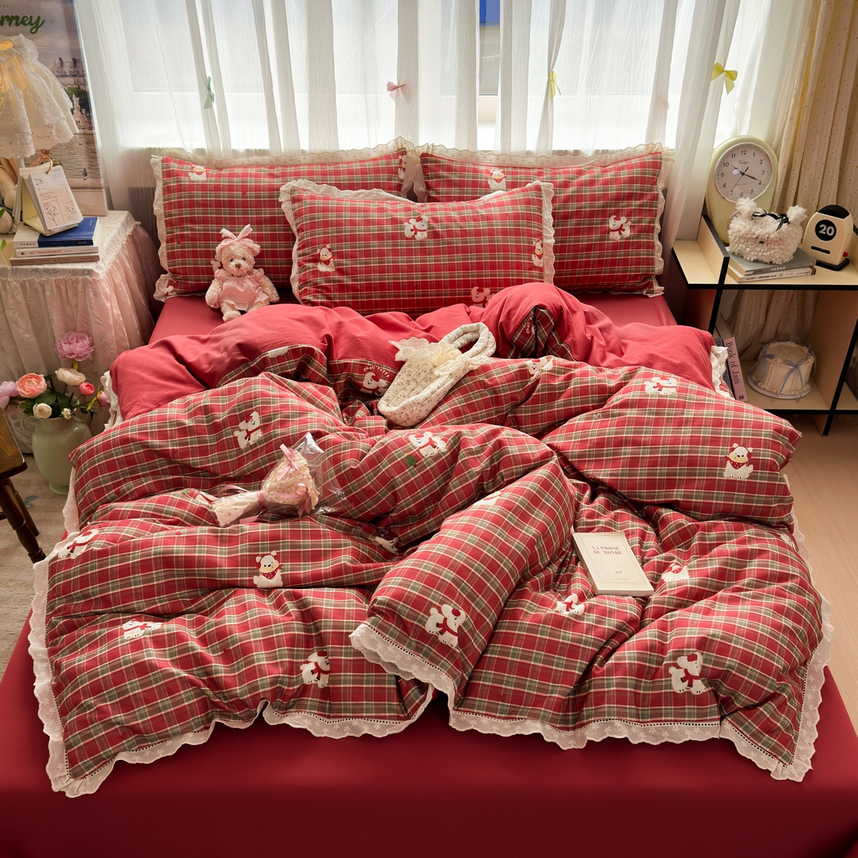 91家纺网 家纺一手货源 找家纺 简宜家居（朝初家纺） 2025新款全棉磨毛蕾丝花边四件套 奥汀狗-红格