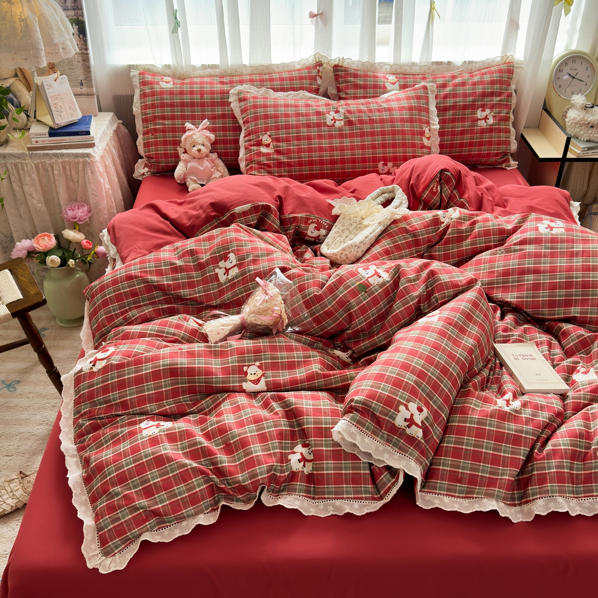 91家纺网 家纺一手货源 找家纺 简宜家居（朝初家纺） 2025新款全棉磨毛蕾丝花边四件套 奥汀狗-红格