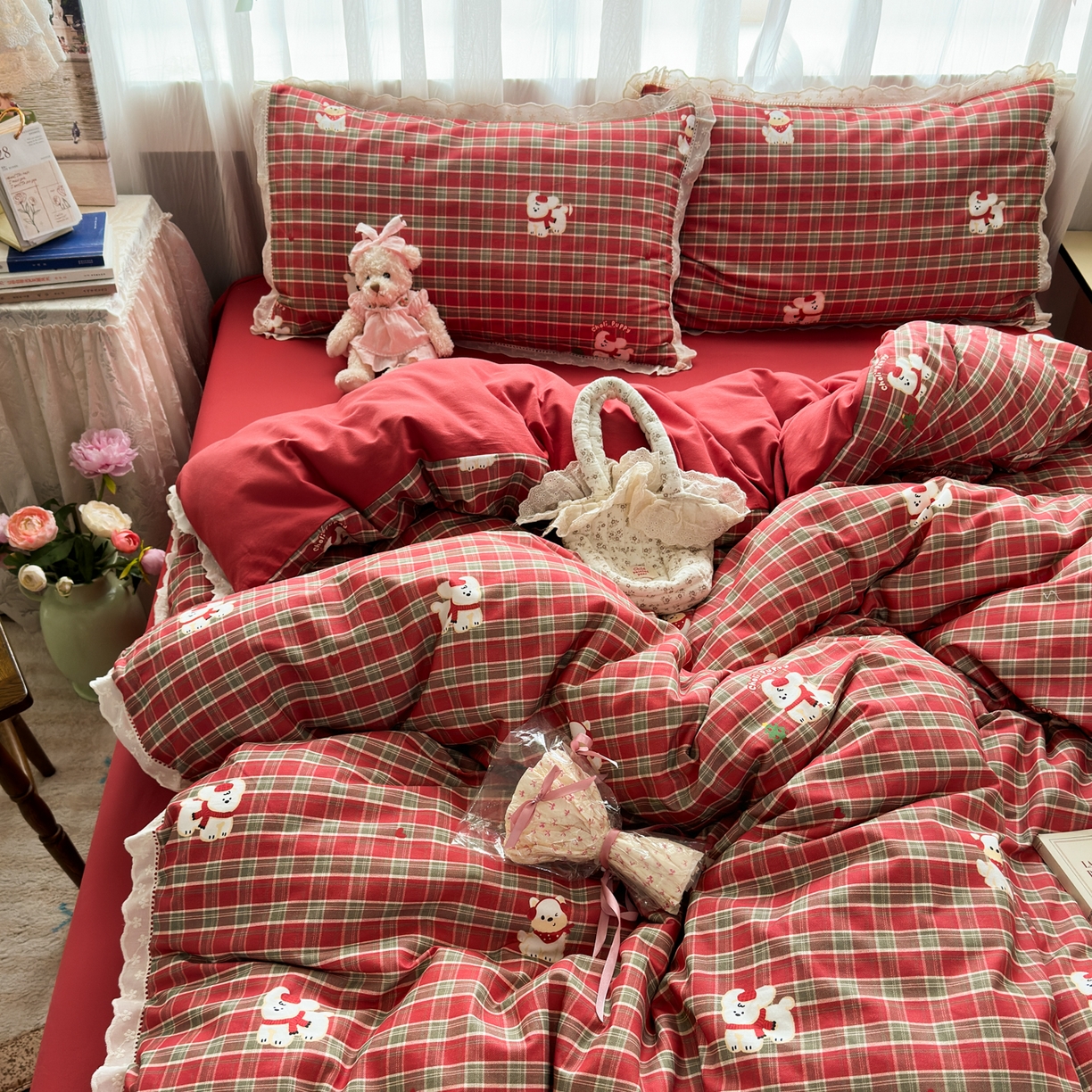 91家纺网 家纺一手货源 找家纺 简宜家居（朝初家纺） 2025新款全棉磨毛蕾丝花边四件套 奥汀狗-红格