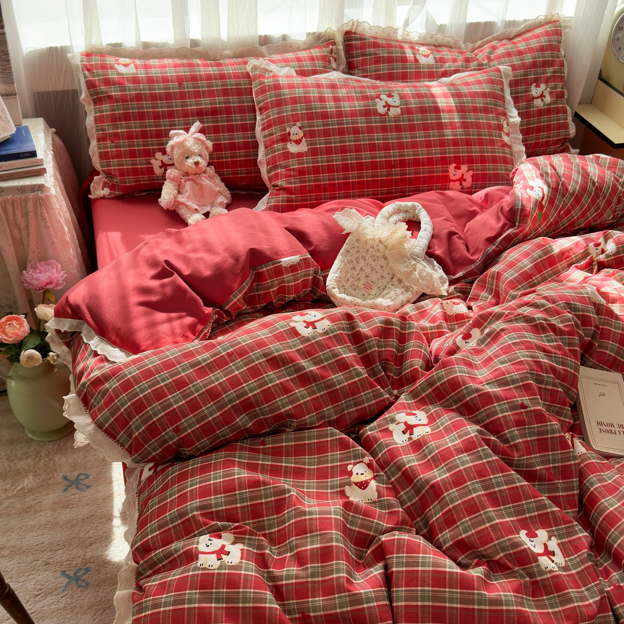 91家纺网 家纺一手货源 找家纺 简宜家居（朝初家纺） 2025新款全棉磨毛蕾丝花边四件套 奥汀狗-红格