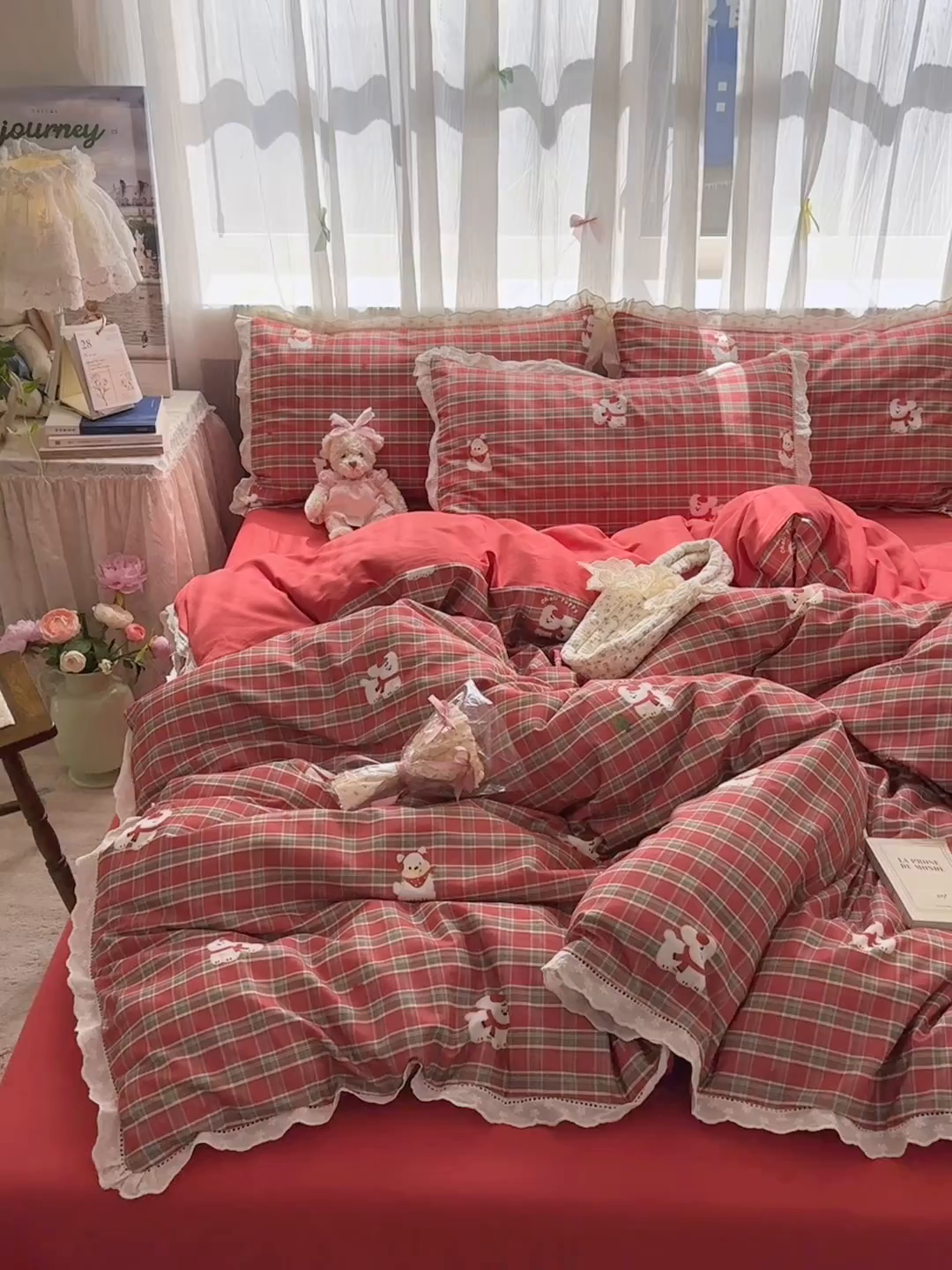 91家纺网 家纺一手货源 找家纺 简宜家居（朝初家纺） 2025新款全棉磨毛蕾丝花边四件套 奥汀狗-红格