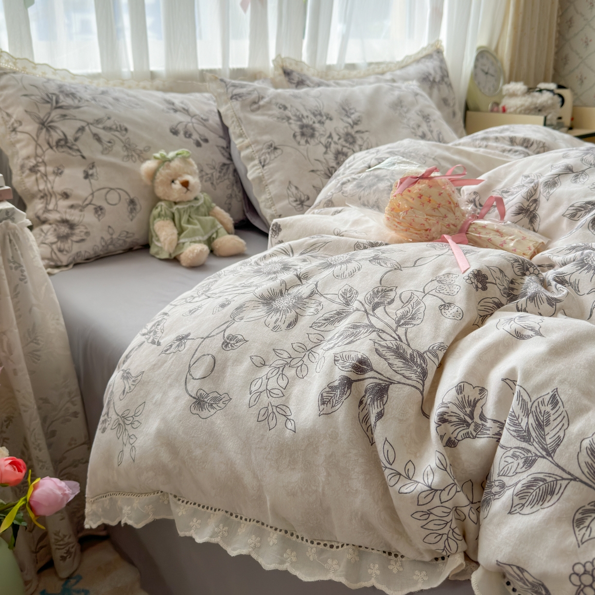91家纺网 家纺一手货源 找家纺 简宜家居（朝初家纺） 2025新款全棉磨毛蕾丝花边四件套 花蔓-灰