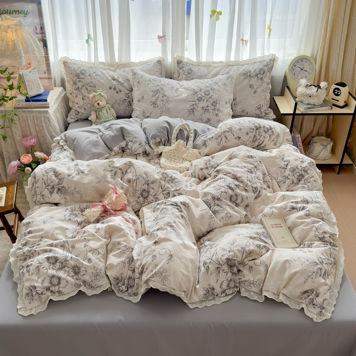 91家纺网 家纺一手货源 找家纺 简宜家居（朝初家纺） 2025新款全棉磨毛蕾丝花边四件套 花蔓-灰