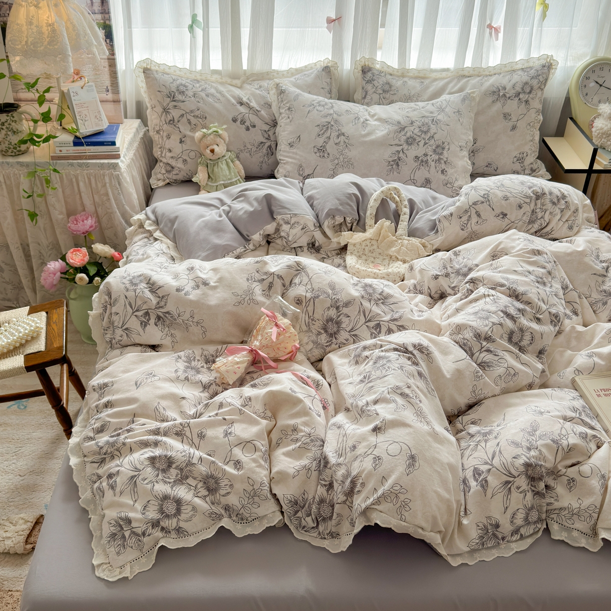 91家纺网 家纺一手货源 找家纺 简宜家居（朝初家纺） 2025新款全棉磨毛蕾丝花边四件套 花蔓-灰