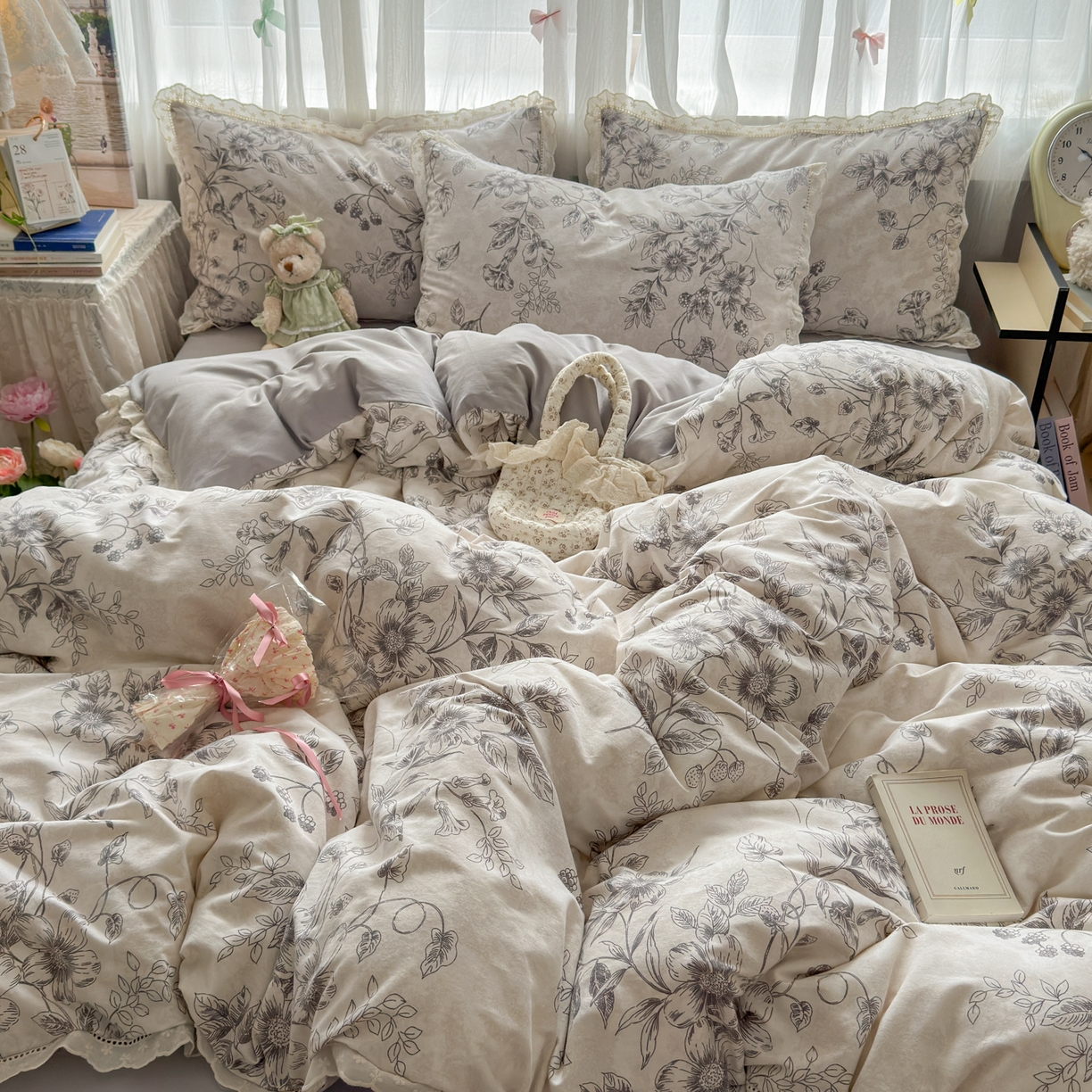 91家纺网 家纺一手货源 找家纺 简宜家居（朝初家纺） 2025新款全棉磨毛蕾丝花边四件套 花蔓-灰