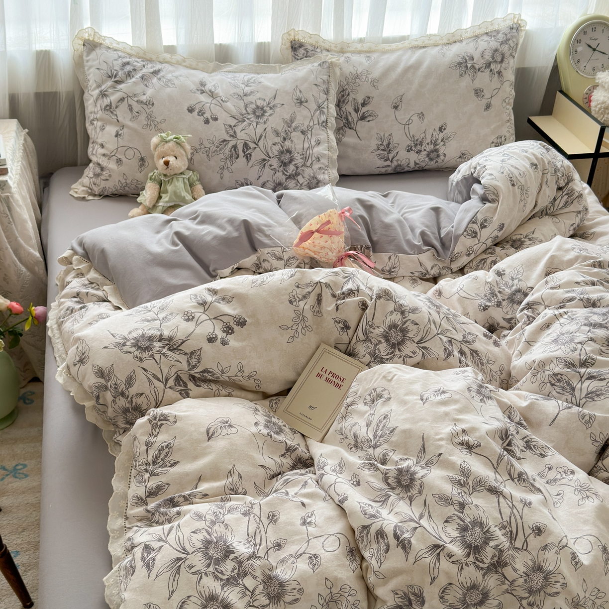 91家纺网 家纺一手货源 找家纺 简宜家居（朝初家纺） 2025新款全棉磨毛蕾丝花边四件套 花蔓-灰