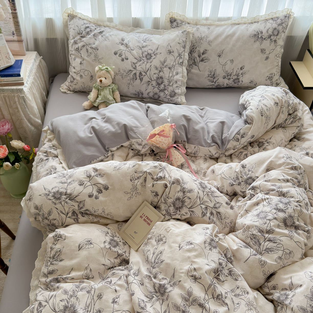 91家纺网 家纺一手货源 找家纺 简宜家居（朝初家纺） 2025新款全棉磨毛蕾丝花边四件套 花蔓-灰