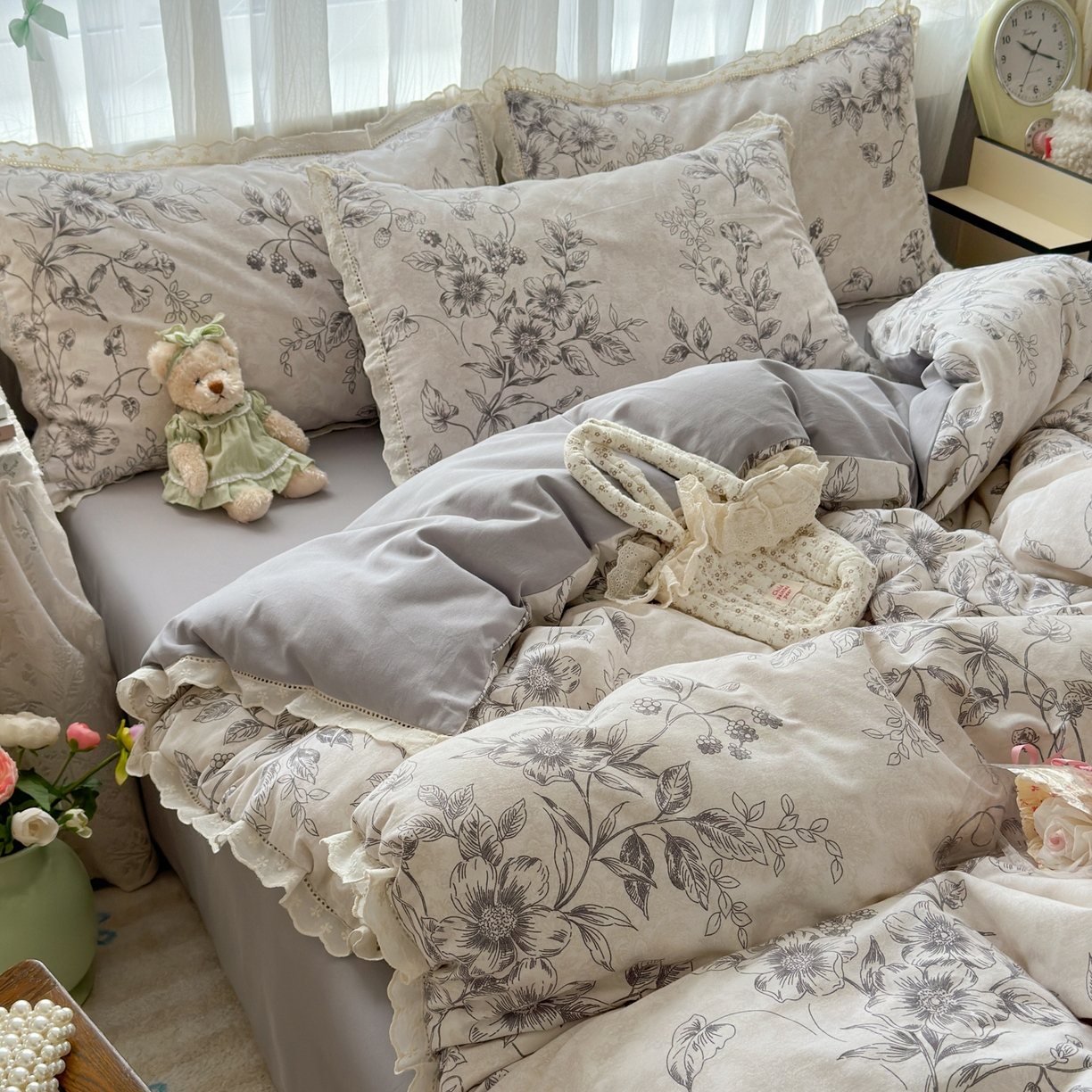 91家纺网 家纺一手货源 找家纺 简宜家居（朝初家纺） 2025新款全棉磨毛蕾丝花边四件套 花蔓-灰