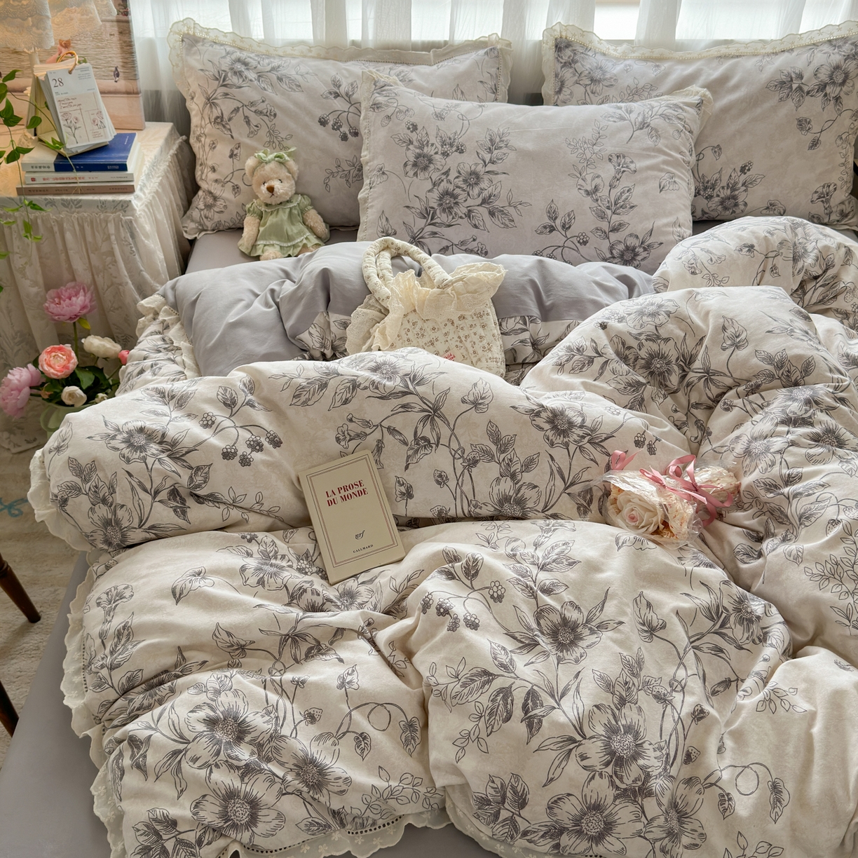 91家纺网 家纺一手货源 找家纺 简宜家居（朝初家纺） 2025新款全棉磨毛蕾丝花边四件套 花蔓-灰