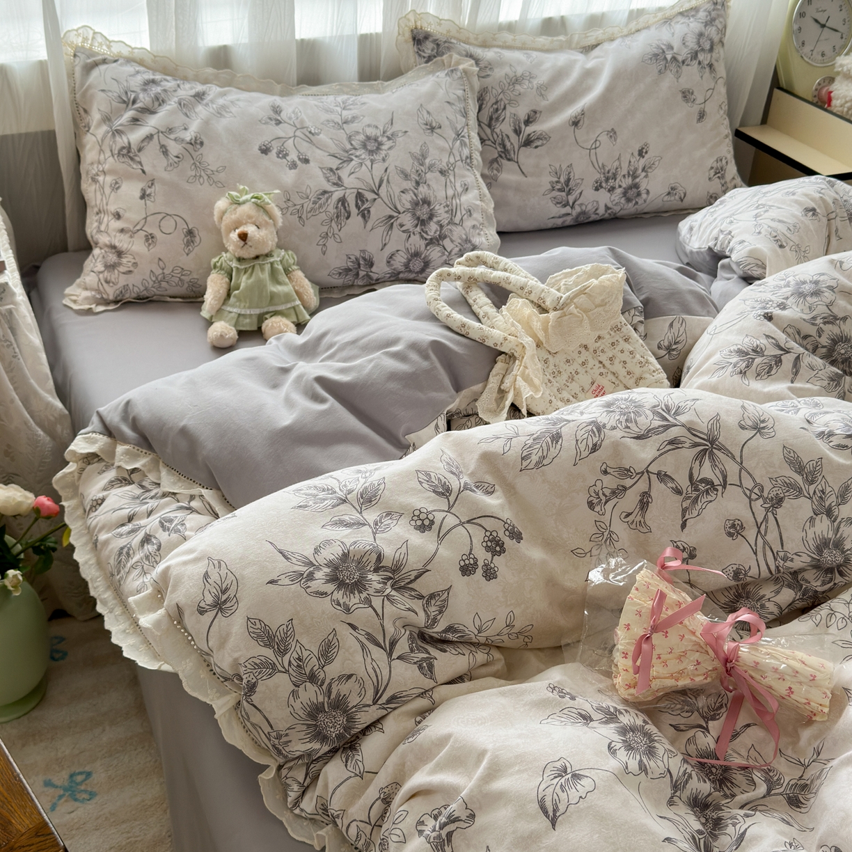 91家纺网 家纺一手货源 找家纺 简宜家居（朝初家纺） 2025新款全棉磨毛蕾丝花边四件套 花蔓-灰