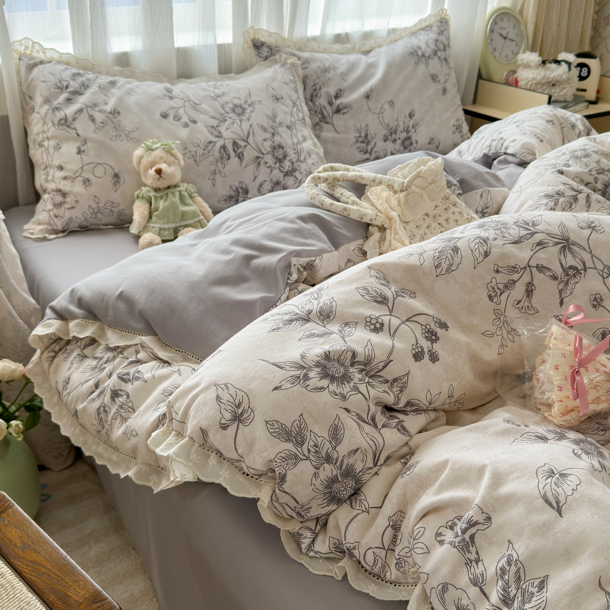 91家纺网 家纺一手货源 找家纺 简宜家居（朝初家纺） 2025新款全棉磨毛蕾丝花边四件套 花蔓-灰