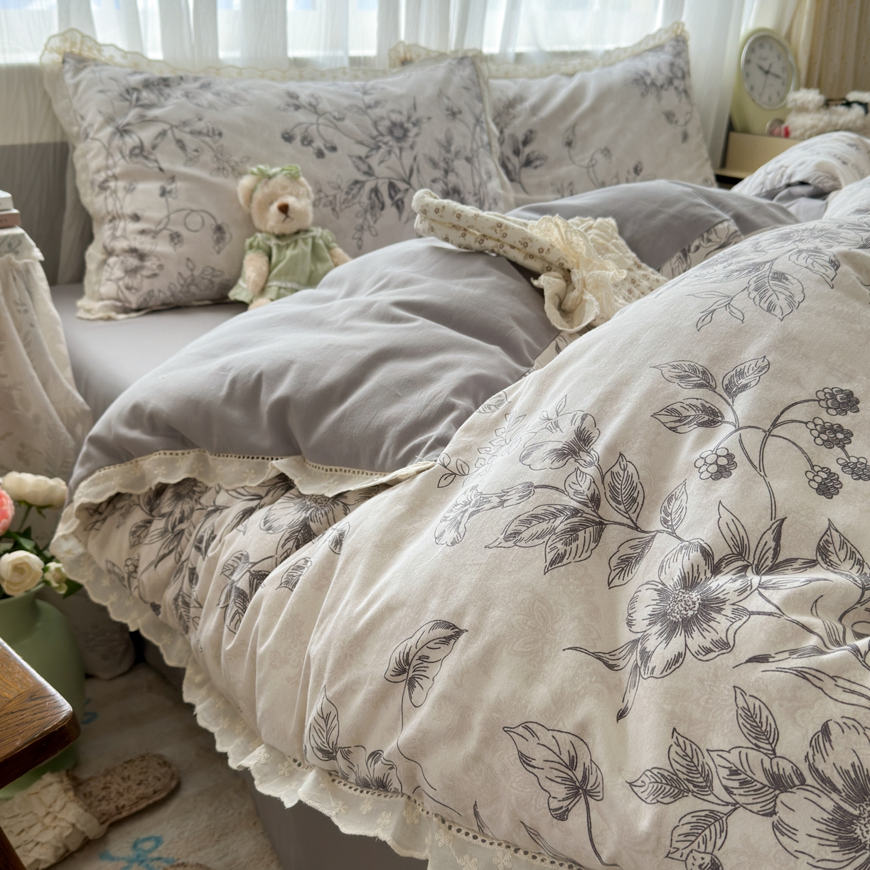 91家纺网 家纺一手货源 找家纺 简宜家居（朝初家纺） 2025新款全棉磨毛蕾丝花边四件套 花蔓-灰