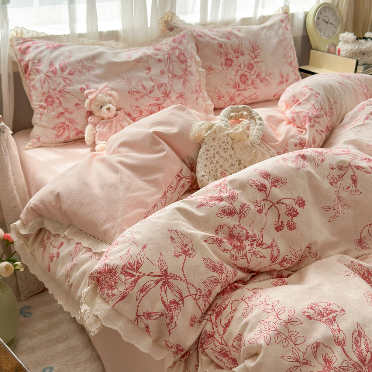 91家纺网 家纺一手货源 找家纺 简宜家居（朝初家纺） 2025新款全棉磨毛蕾丝花边四件套 花蔓-红