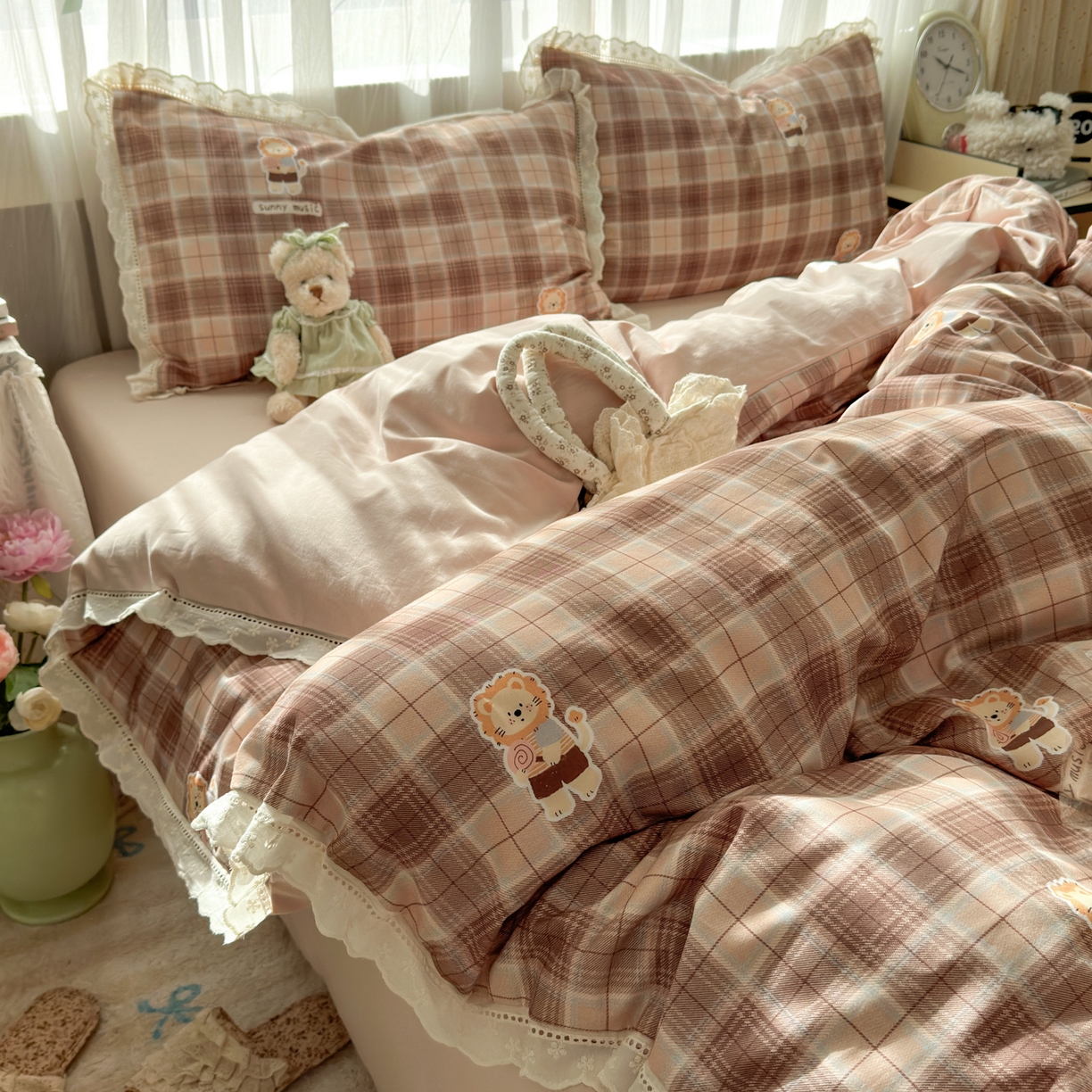 91家纺网 家纺一手货源 找家纺 简宜家居（朝初家纺） 2025新款全棉磨毛蕾丝花边四件套 奶狮-咖格