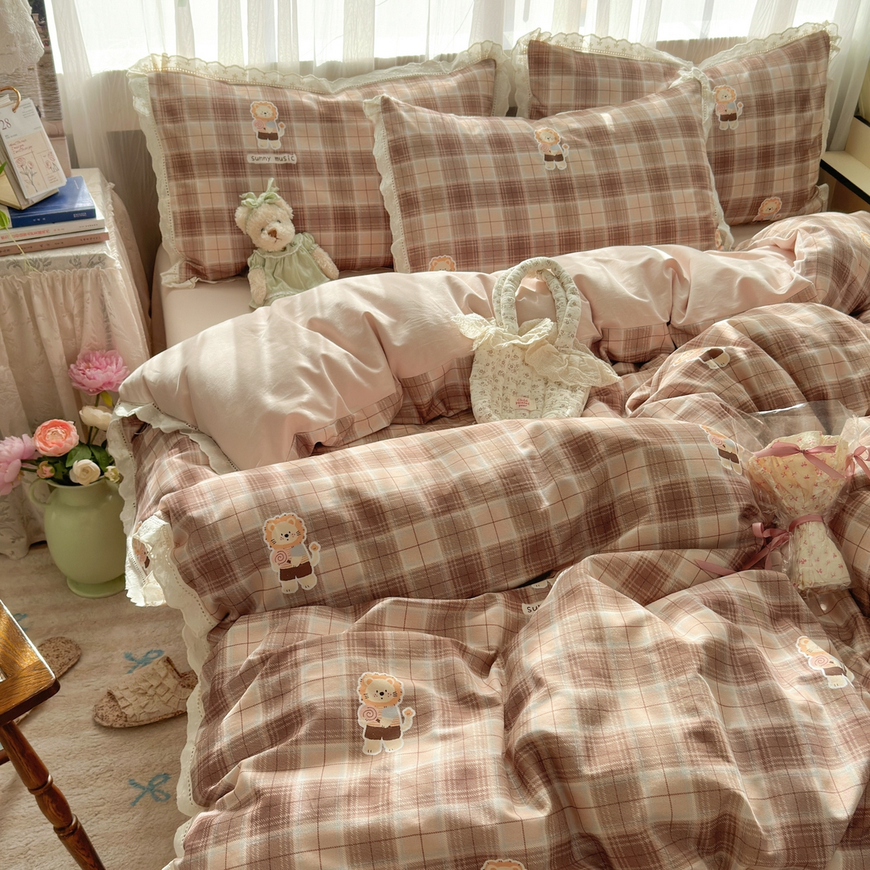 91家纺网 家纺一手货源 找家纺 简宜家居（朝初家纺） 2025新款全棉磨毛蕾丝花边四件套 奶狮-咖格