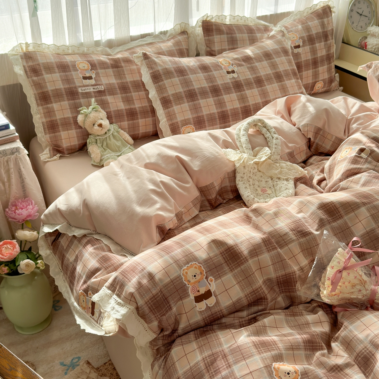 91家纺网 家纺一手货源 找家纺 简宜家居（朝初家纺） 2025新款全棉磨毛蕾丝花边四件套 奶狮-咖格