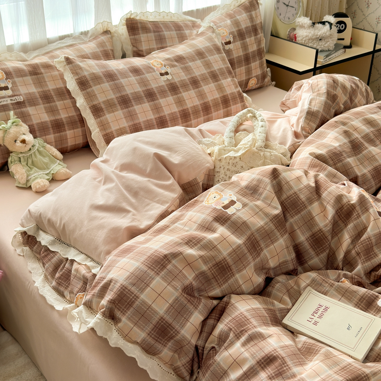 91家纺网 家纺一手货源 找家纺 简宜家居（朝初家纺） 2025新款全棉磨毛蕾丝花边四件套 奶狮-咖格