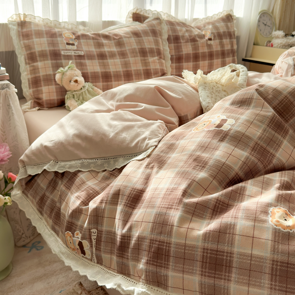 91家纺网 家纺一手货源 找家纺 简宜家居（朝初家纺） 2025新款全棉磨毛蕾丝花边四件套 奶狮-咖格