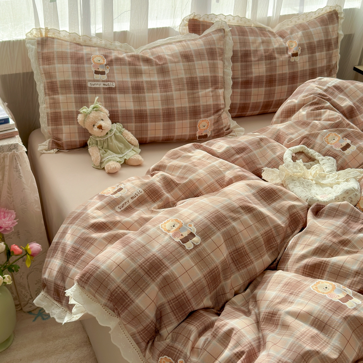 91家纺网 家纺一手货源 找家纺 简宜家居（朝初家纺） 2025新款全棉磨毛蕾丝花边四件套 奶狮-咖格