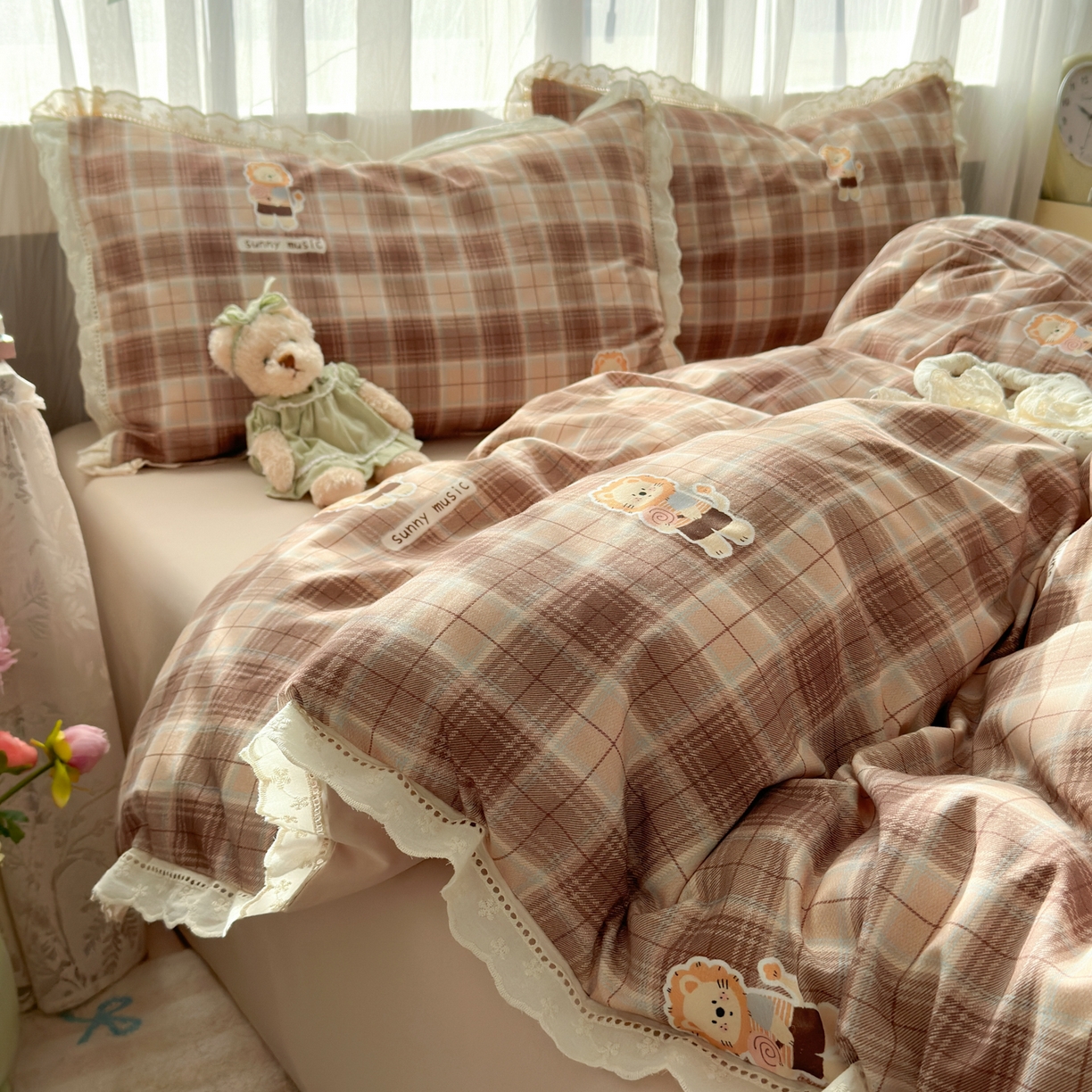 91家纺网 家纺一手货源 找家纺 简宜家居（朝初家纺） 2025新款全棉磨毛蕾丝花边四件套 奶狮-咖格