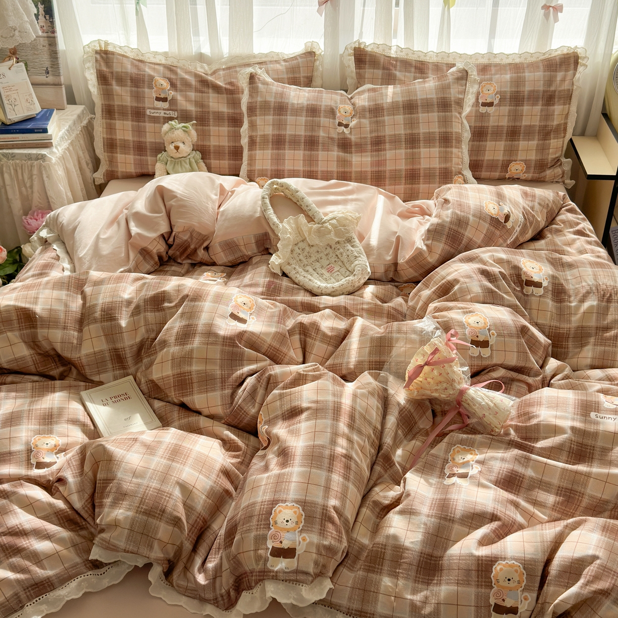 91家纺网 家纺一手货源 找家纺 简宜家居（朝初家纺） 2025新款全棉磨毛蕾丝花边四件套 奶狮-咖格