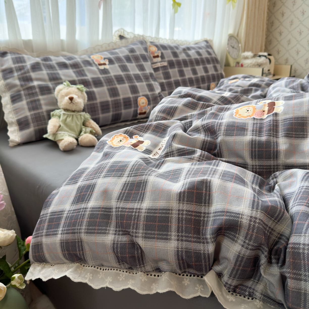 91家纺网 家纺一手货源 找家纺 简宜家居（朝初家纺） 2025新款全棉磨毛蕾丝花边四件套 奶狮-蓝格