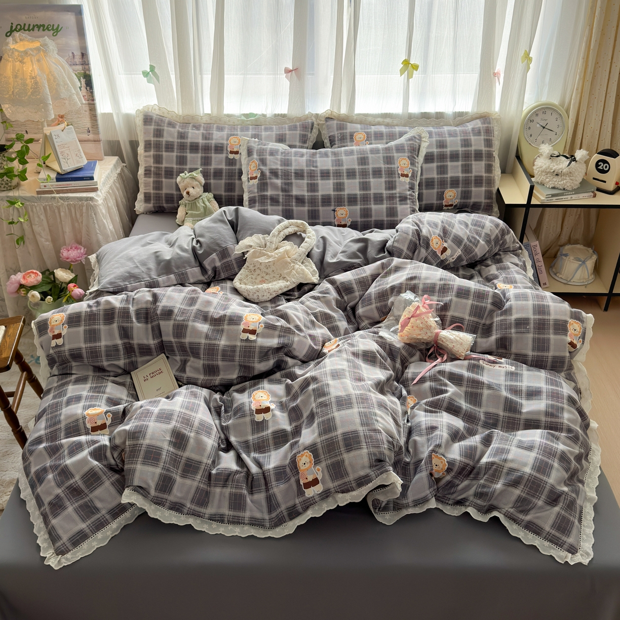 91家纺网 家纺一手货源 找家纺 简宜家居（朝初家纺） 2025新款全棉磨毛蕾丝花边四件套 奶狮-蓝格