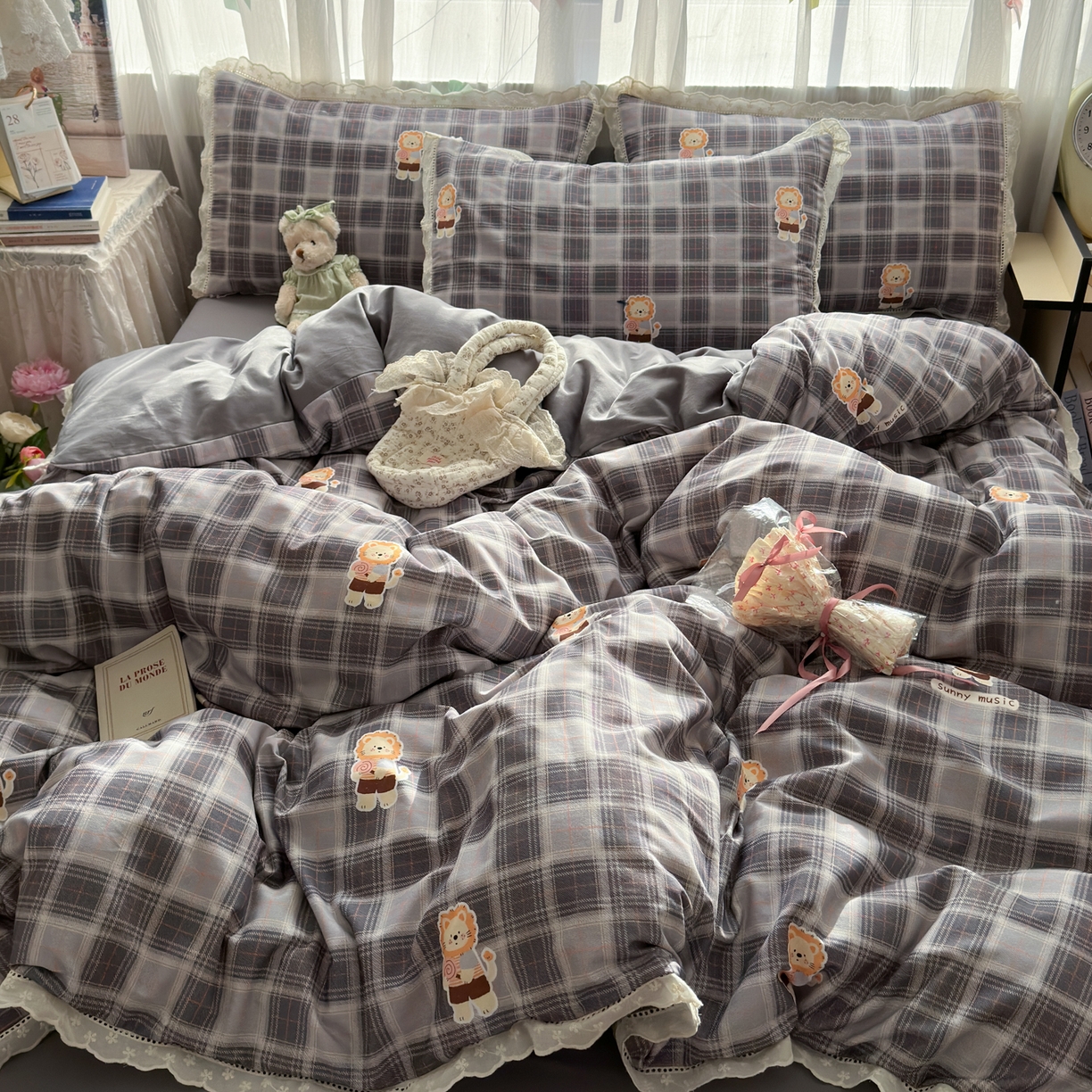 91家纺网 家纺一手货源 找家纺 简宜家居（朝初家纺） 2025新款全棉磨毛蕾丝花边四件套 奶狮-蓝格