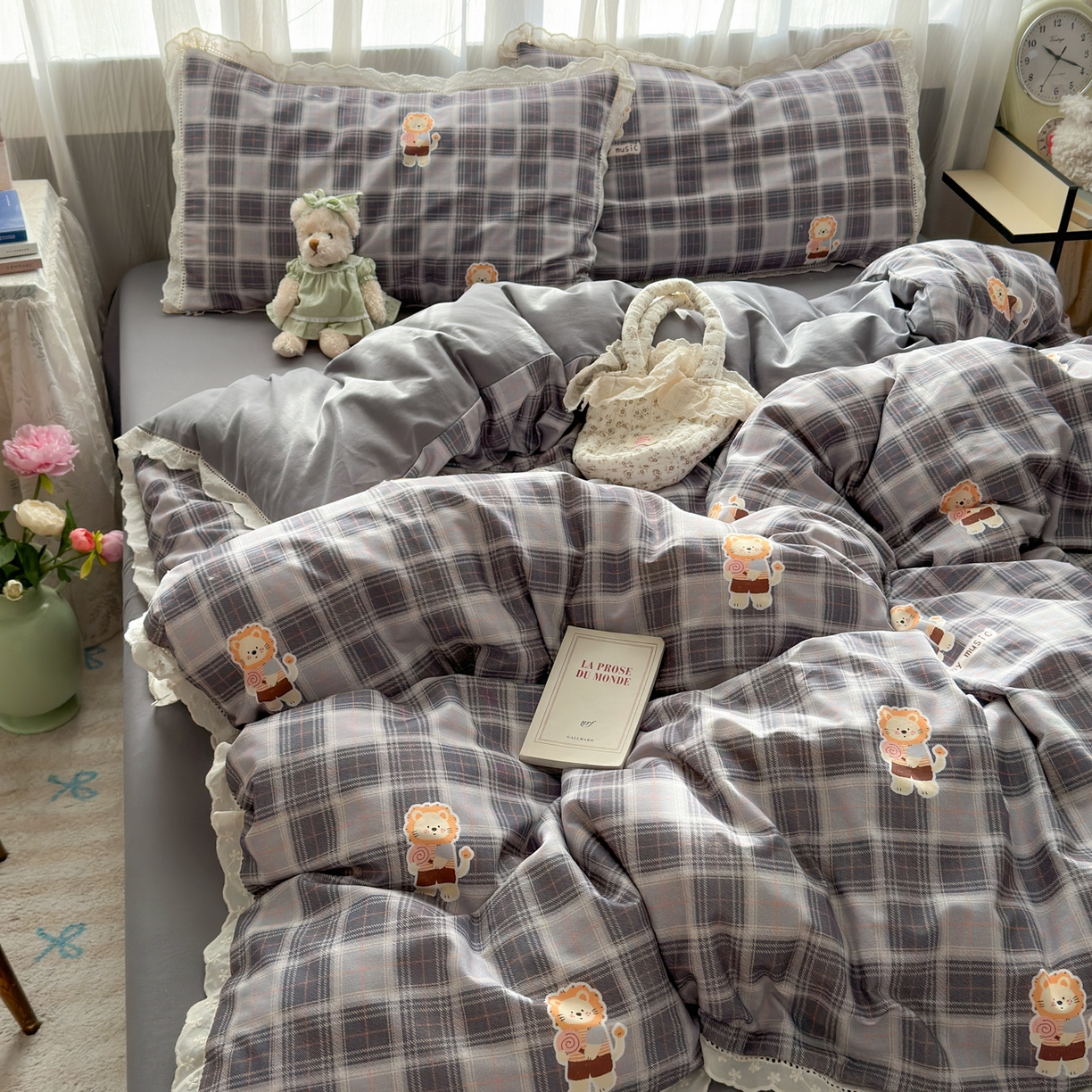 91家纺网 家纺一手货源 找家纺 简宜家居（朝初家纺） 2025新款全棉磨毛蕾丝花边四件套 奶狮-蓝格