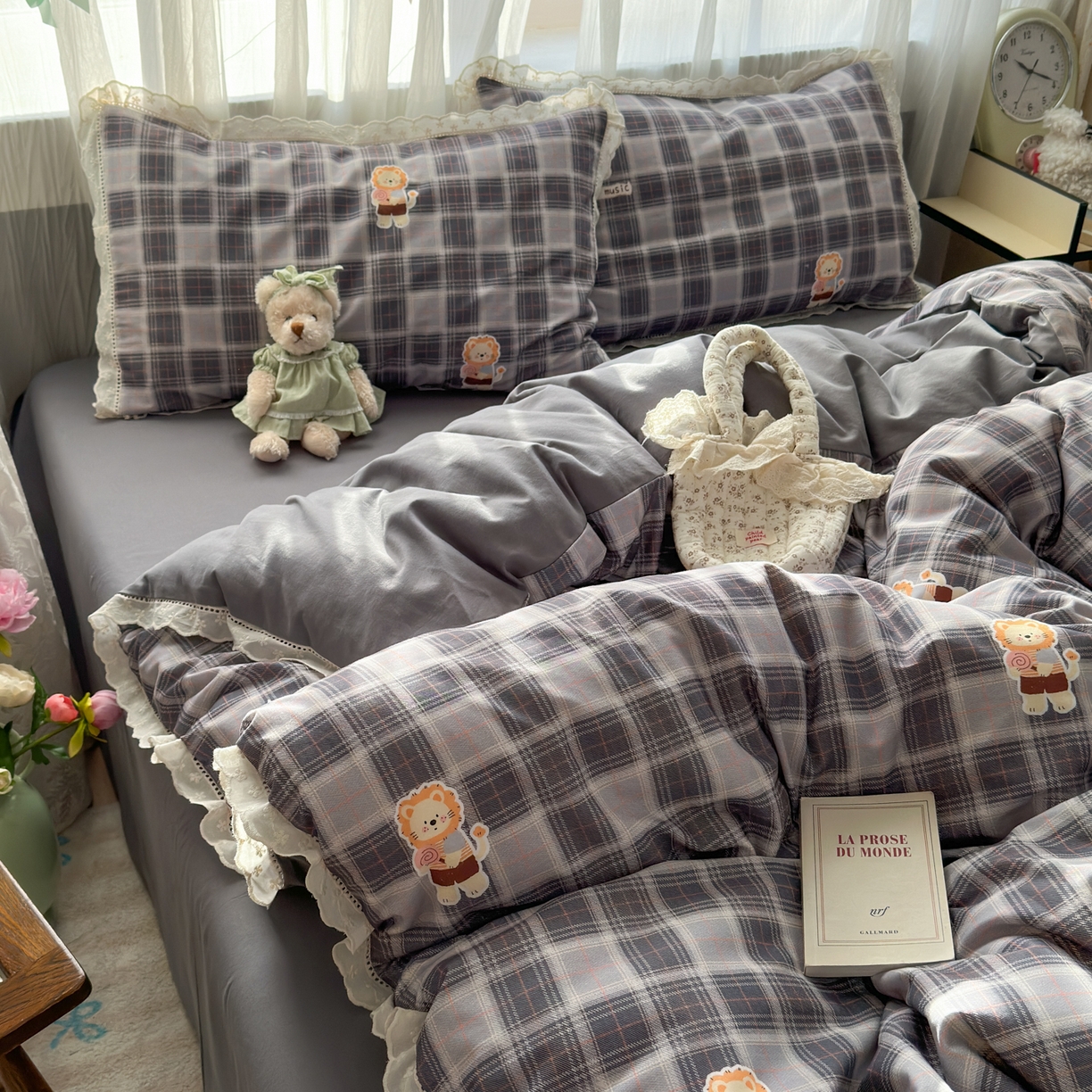 91家纺网 家纺一手货源 找家纺 简宜家居（朝初家纺） 2025新款全棉磨毛蕾丝花边四件套 奶狮-蓝格