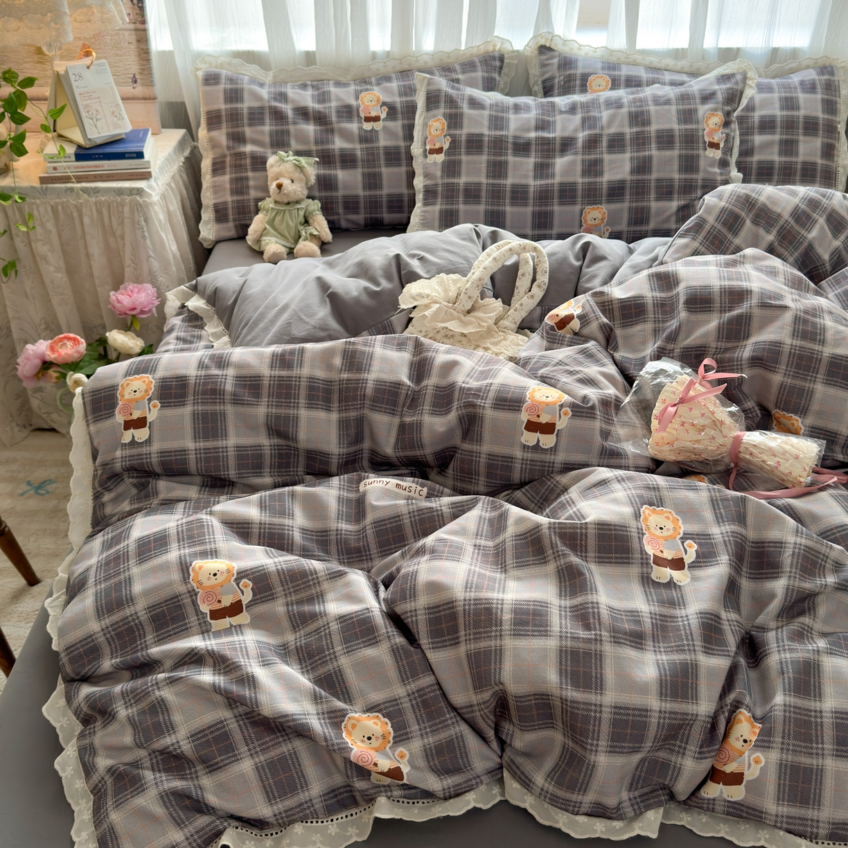 91家纺网 家纺一手货源 找家纺 简宜家居（朝初家纺） 2025新款全棉磨毛蕾丝花边四件套 奶狮-蓝格