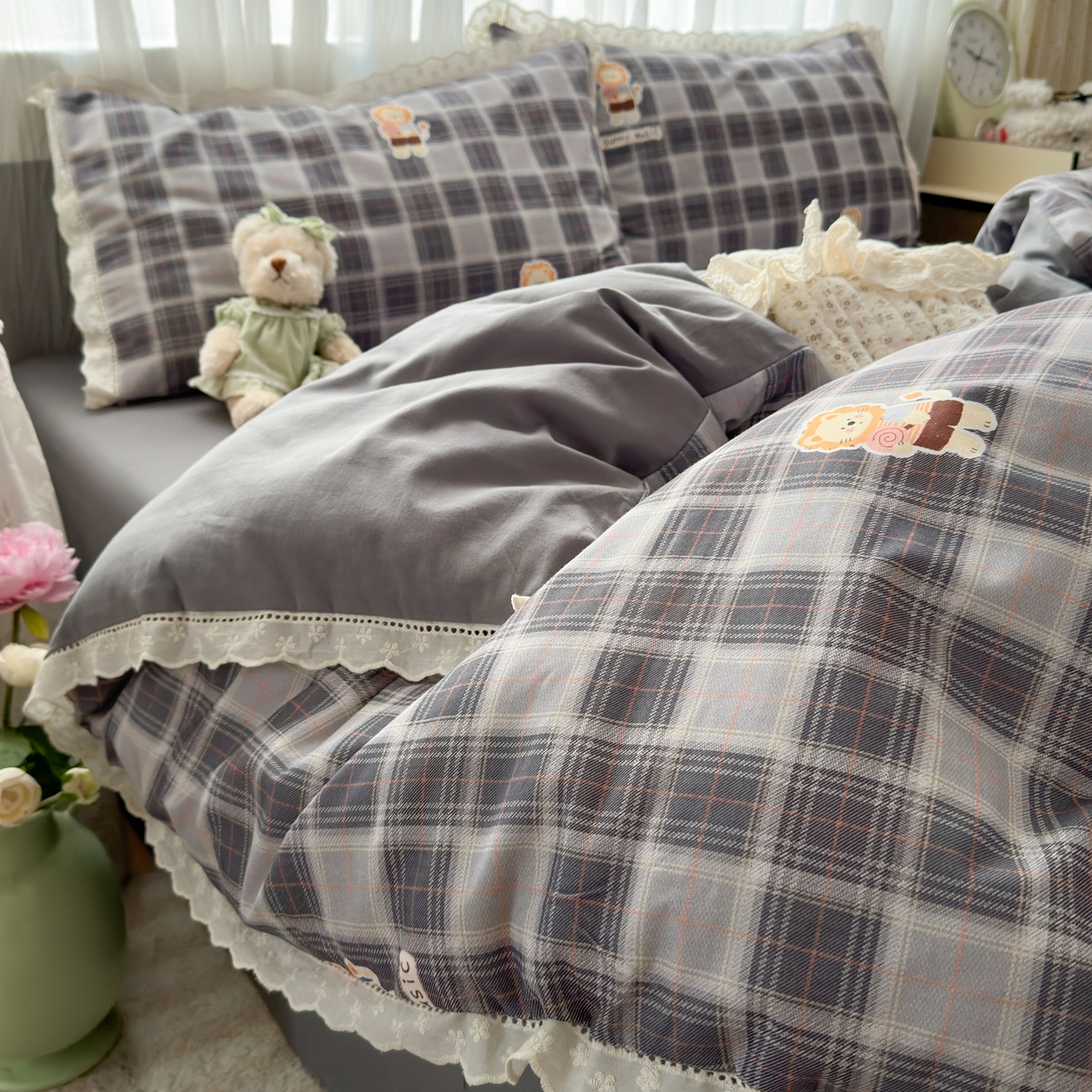 91家纺网 家纺一手货源 找家纺 简宜家居（朝初家纺） 2025新款全棉磨毛蕾丝花边四件套 奶狮-蓝格