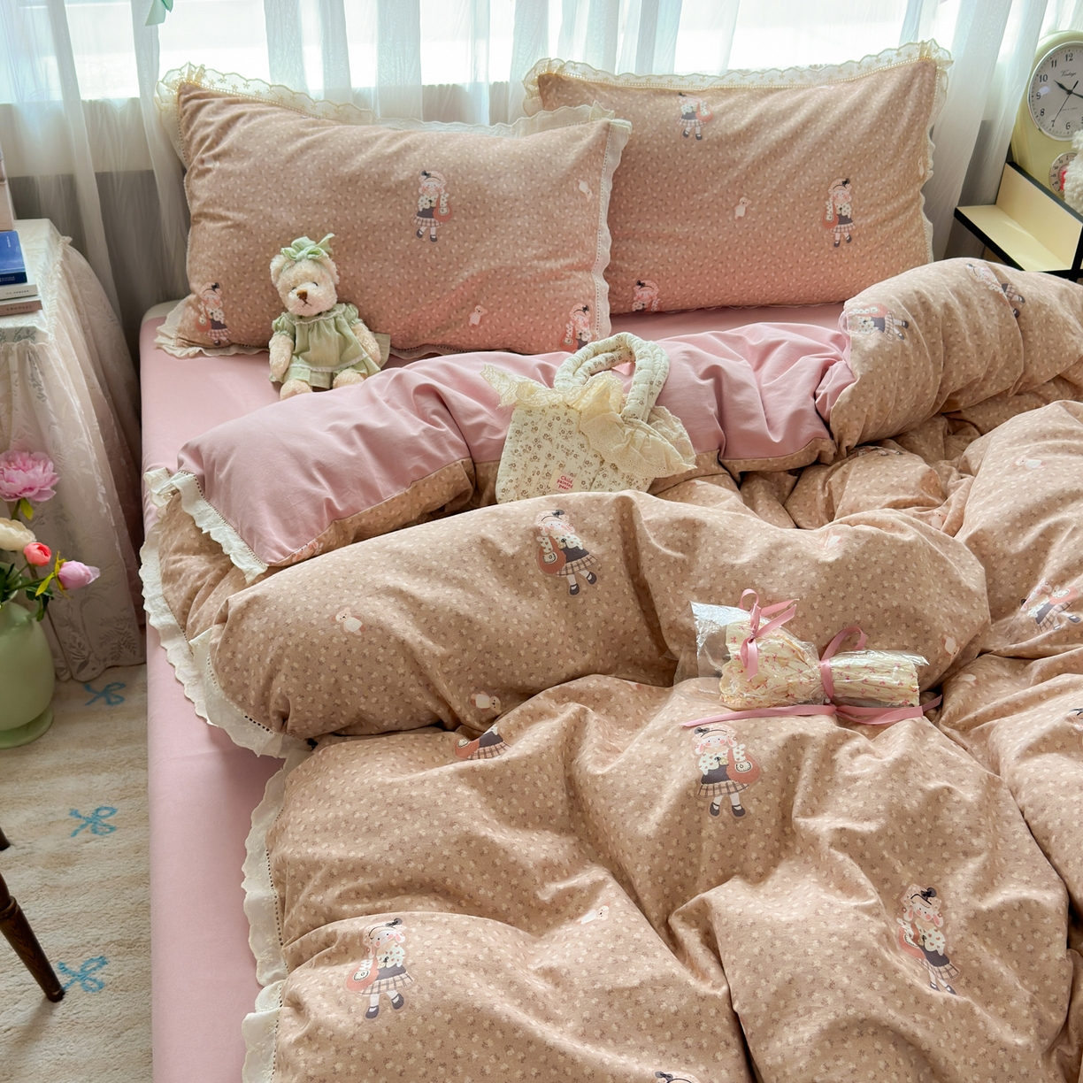 91家纺网 家纺一手货源 找家纺 简宜家居（朝初家纺） 2025新款全棉磨毛蕾丝花边四件套 兔兔花被窝