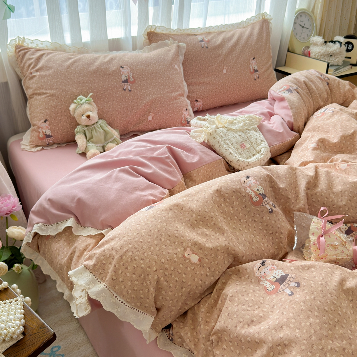 91家纺网 家纺一手货源 找家纺 简宜家居（朝初家纺） 2025新款全棉磨毛蕾丝花边四件套 兔兔花被窝