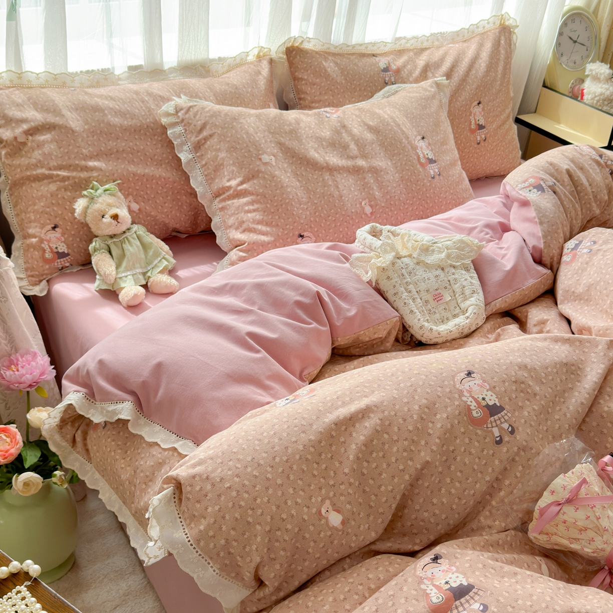 91家纺网 家纺一手货源 找家纺 简宜家居（朝初家纺） 2025新款全棉磨毛蕾丝花边四件套 兔兔花被窝