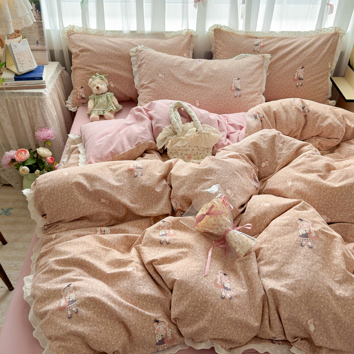 91家纺网 家纺一手货源 找家纺 简宜家居（朝初家纺） 2025新款全棉磨毛蕾丝花边四件套 兔兔花被窝