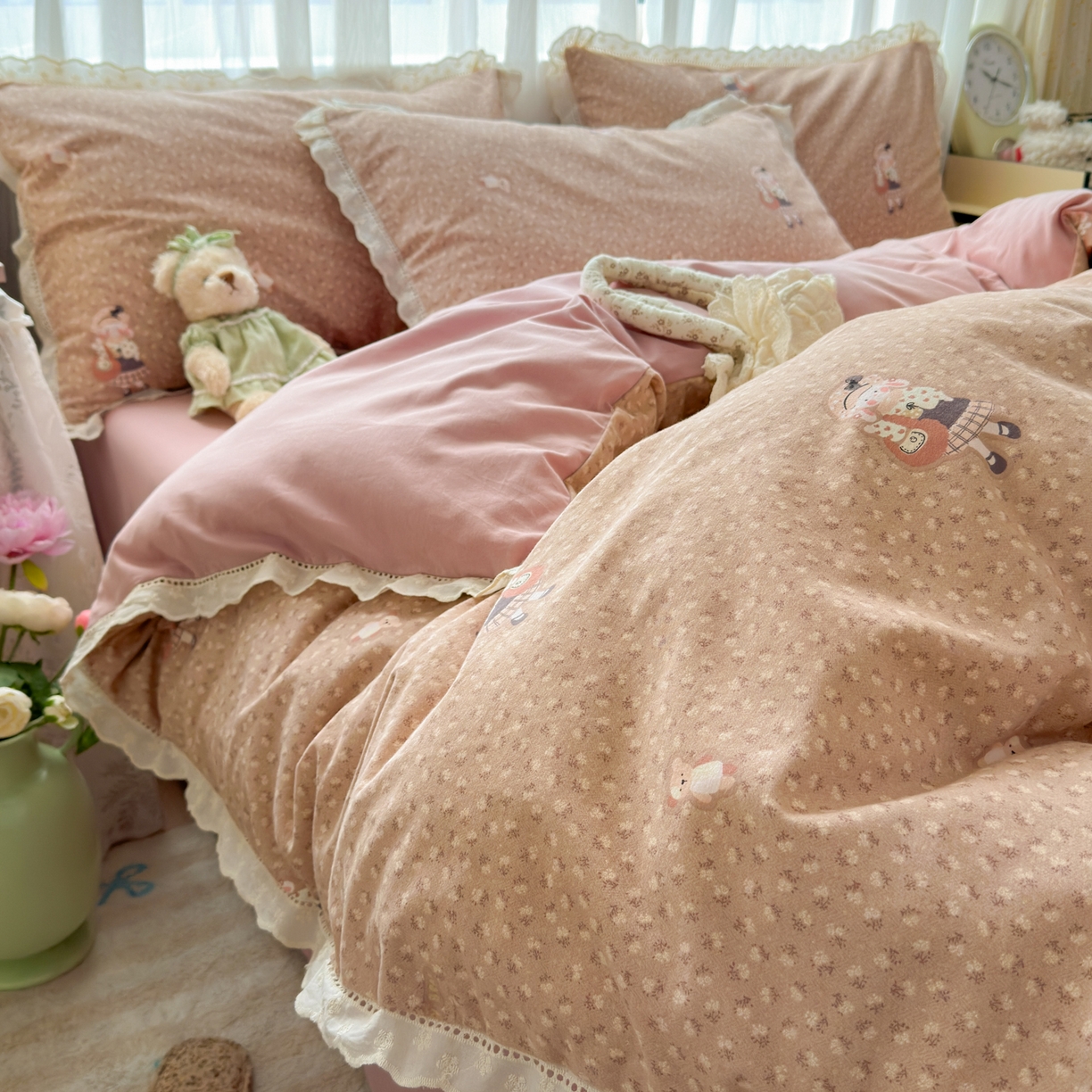 91家纺网 家纺一手货源 找家纺 简宜家居（朝初家纺） 2025新款全棉磨毛蕾丝花边四件套 兔兔花被窝