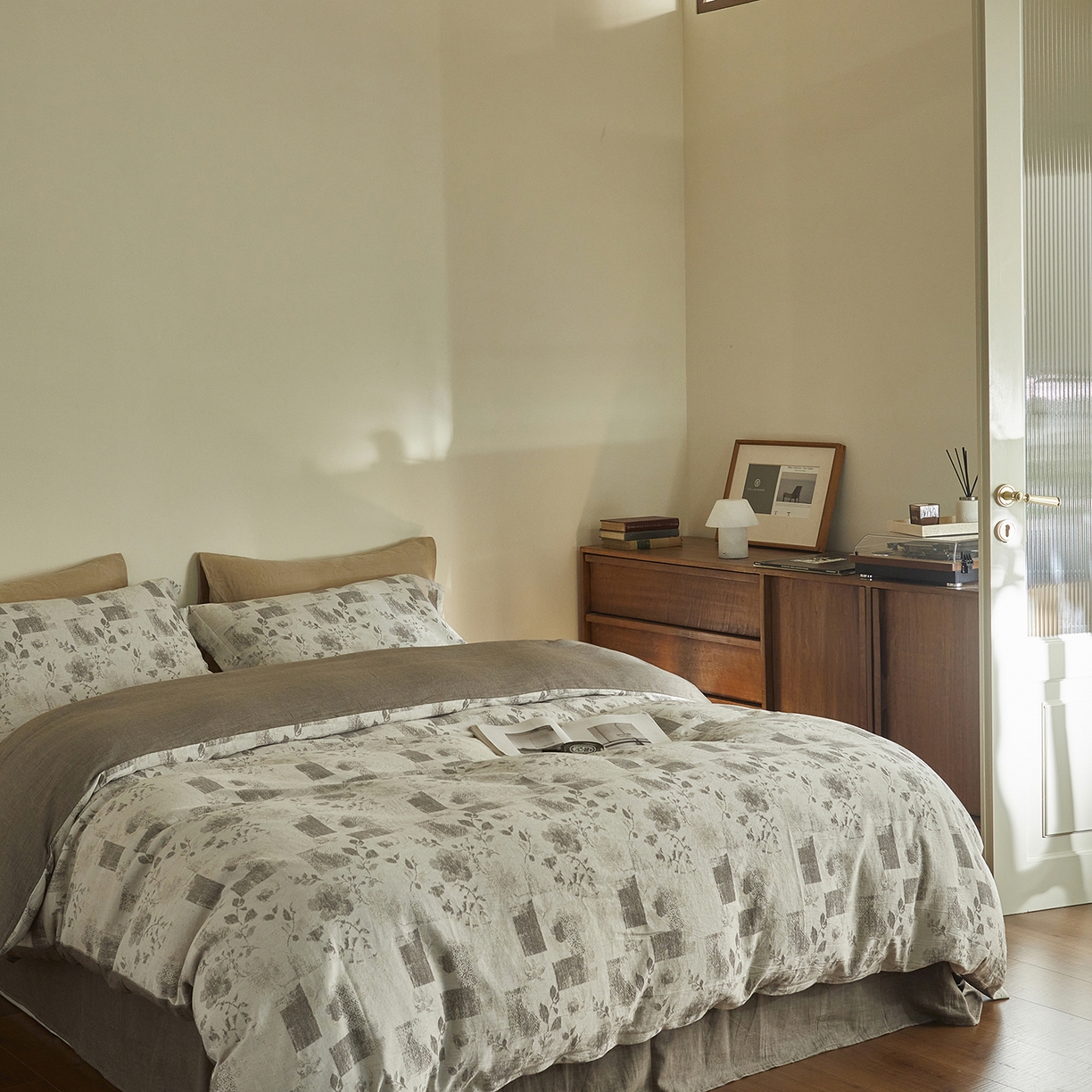 91家纺网 家纺一手货源 找家纺 梦享生活家居 2025新款高级轻奢色织双层纱大提花棉麻四件套 梦芙-浅灰